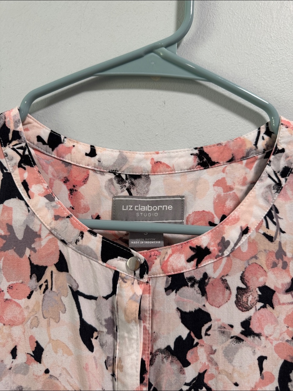 Liz Claiborne Cream Floral Sleeveless Top with Pink and Black Accents - Picture 5 of 10
